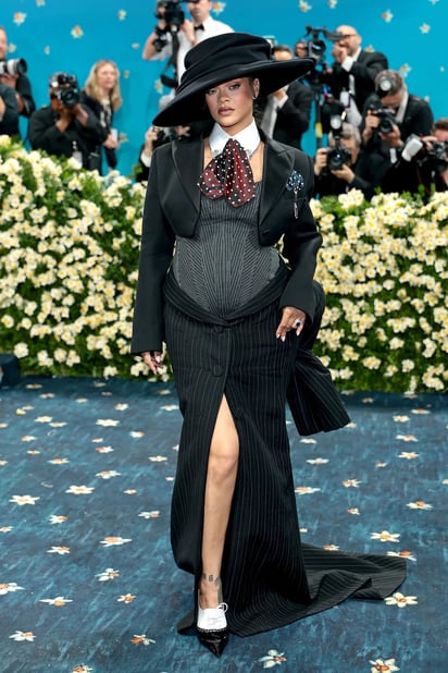 Rihanna con un increíble look de Marc Jacobs.