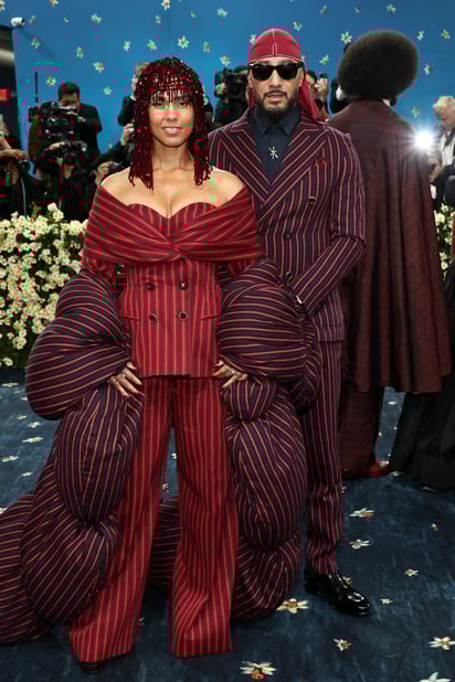 Alicia Keys y Swizz Beatz con looks coordinados en color rojo a rayas.