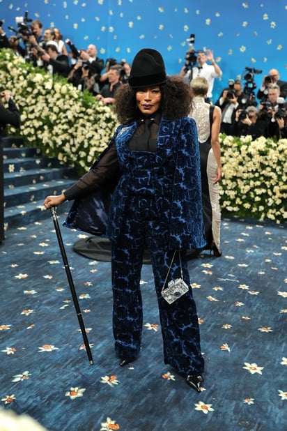 Angela Bassett cumplió erfectamente con el código de vestimenta de la noche.
