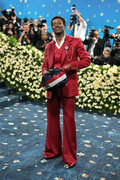 Damson Idris con un look rojo de Tommy Hilfiger.