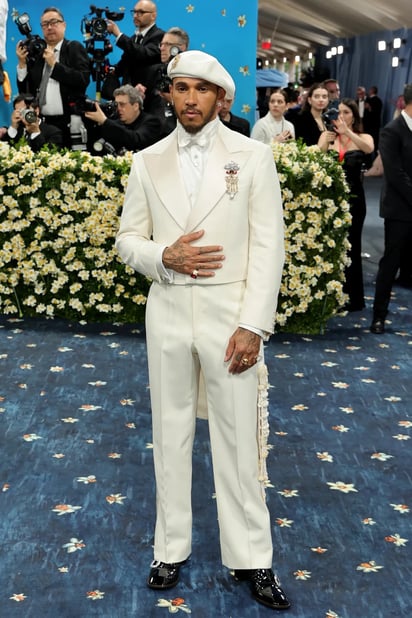 Lewis Hamilton, el piloto de Fórmula 1 y co-chair de esta edición de la MET Gala, llegó con un traje totalmente blanco hecho por Grace Wales Bonner y joyas de Briony Raymond.