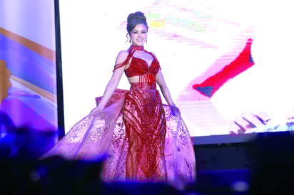 Emily al momento de recibir la corona en el evento que tuvo lugar en el Teatro Ricardo Castro.