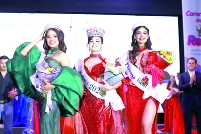 La nueva reina de la Feria Villista junto a las princesas.