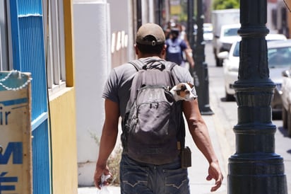 Cuidado. Algunas personas cargan a sus mascotas en bolsas o mochilas, las cuales no están diseñadas para ellos.