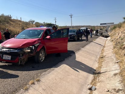 Accidente. Dos vehículos se vieron involucrados en un hecho vial por el periférico de Durango, en la salida a la caseta de cobro de Garabitos.