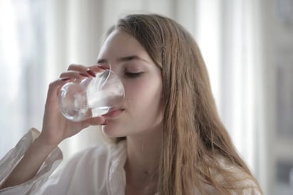 Tomar demasiada agua en poco tiempo, especialmente más de un litro por hora, puede provocar hiponatremia. 