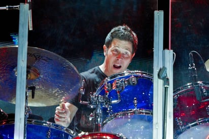 Devours ha demostrado su versatilidad en diversos proyectos de rock clásico.