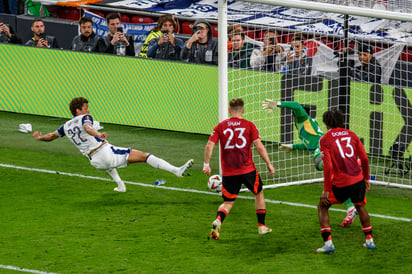 Así se vivió el momento del primer gol, en donde tras un error defensivo, Luke Shaw entrego el balón a los pies de Brennan Johnson.