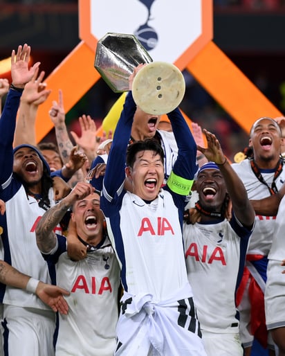 Finalmente, y tras 17 años de no poder levantar un trofeo, Son y el Tottenham finalmente lograron una de sus más importantes conquistas.