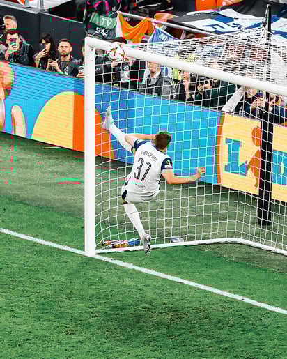 Micky van de Ben fue uno de los mejores jugadores del partido gracias a su increíble atajada.
