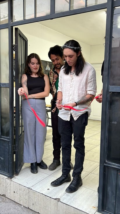 Así se logró vivir la inauguración de la muestra ‘Los Gusanos También Rezan’, en donde Randeles estuvo acompañado de otros artistas duranguenses destacados.