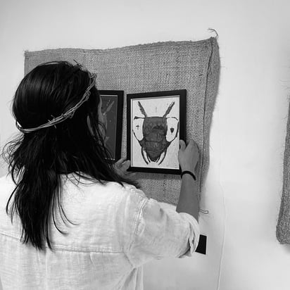 Parte de la obra hecha por Randeles se muestra a través de la comparación de su persona con ciertas especies de insectos.