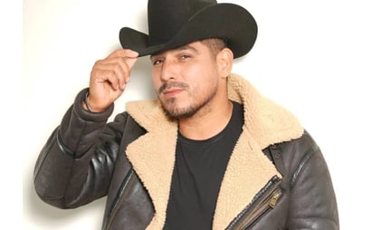 Lo que más extraña del particular caso de Espinoza Paz es que si bien, se dedica al regional mexicano, este no canta narcorridos.