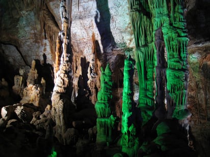 Por su belleza y poco común presencia, las Grutas del Rosario son de los elementos más destacados de Mapimí.