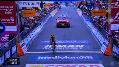 Así se vivió el momento en el que Yates cruzó la meta hoy. Con 5 minutos de ventaja, es virtualmente el campeón del Giro D'Italia.