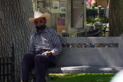 Cubrebocas. La mayoría de las personas, sin importar su economía, usan cubrebocas para poder salir a realizar sus actividades.