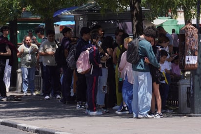Protección. Sombreros, gorras, sombrillas y otras herramientas son usadas por los duranguenses durante la época de calor para protegerse de los rayos ultravioleta.














