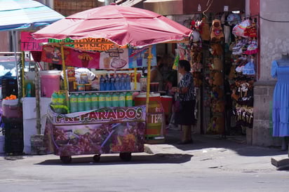 Bebida. Muchos vendedores aprovechan la oportunidad del calor para ofrecer sus productos a la acalorada clientela.

