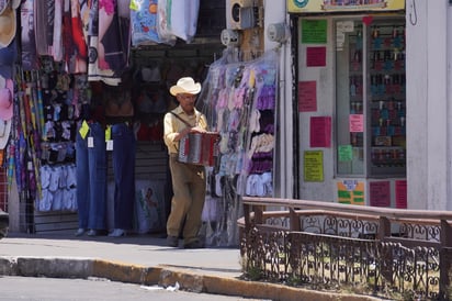 Ánimo. Las personas que se suben a los camiones tienen que estar caminando en las calles aun con los climas extremos.
