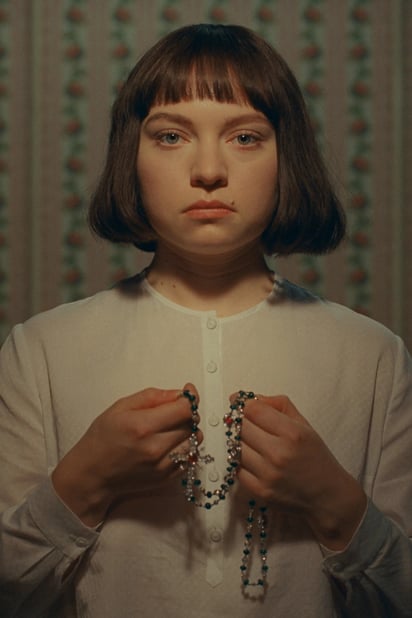 Rostros. Anderson suele repetir a los mismos actores en sus películas, por lo que Mia Threapleton es una adición inédita al cast.