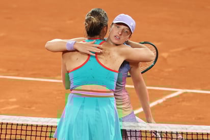 Świątek y Sabalenka, pese a la rivalidad, se felicitaron mutuamente una vez terminada la función.