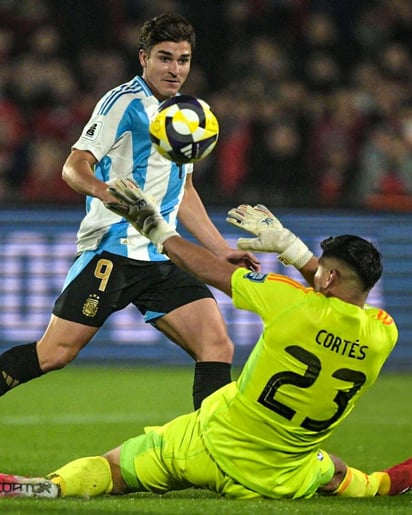 Con un elegante sombrerito, Julián Alvarez firmó el primero y último de la Selección Argentina.