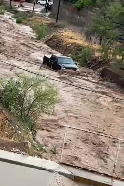 Vehículos. Varios vehículos fueron arrastrados por el afluente, ante la acumulación de agua que se registró.