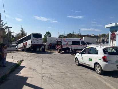 Una falla mecánica en un camión de ruta originó que se estrellara contra la barda de la unidad deportiva 'Chiquis' Cabada.
