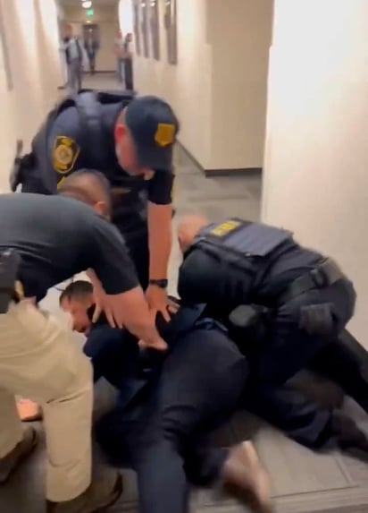 El ataque en contra de Padilla fue captado por diversos medios presentes en la conferencia de prensa.