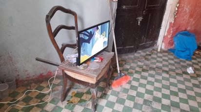 Sin muebles. No tienen muebles en el lugar; desde que llegaron a rentar tiene las pertenencias en bolsas.