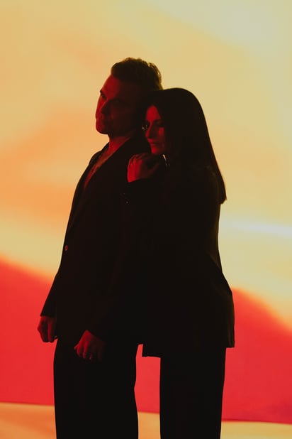 Laura Pausini y Robbie Williams se preparan para su primera interpretación en vivo de 'Desire'.