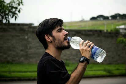 Tomar agua es algo esencial en las dietas de todas las personas, pero muchos se cuestionan cuanto líquido deben ingerir al día.