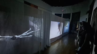 La muestra tuvo como objetivo el involucramiento del espectador con la propia obra a través de los sentidos.