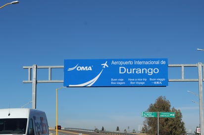 Al estar tan alejado de la ciudad, las tarifas al Aeropuerto suelen ser muy costosas, sin importar desde donde se tome el transporte.