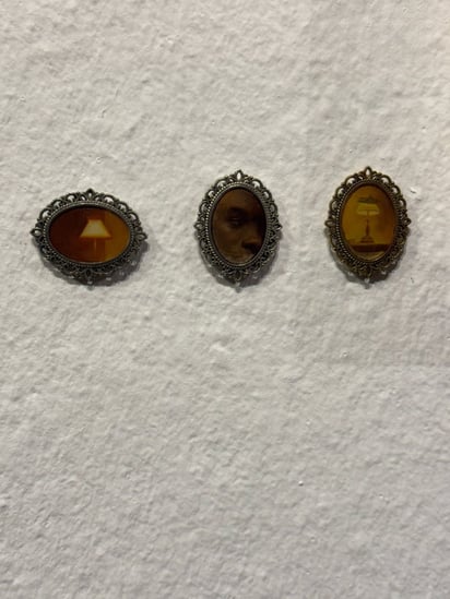 Las obras en pequeño formato del artista cubano combinan precisión técnica y narrativa emocional, como si cada trazo fuese una historia portátil.