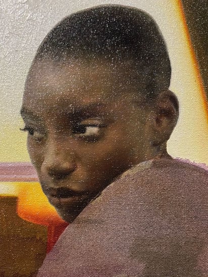 Un rostro, una lámpara, una escena suspendida: así se define el universo pictórico de Danco Duportai.