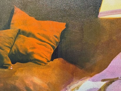 Una lámpara encendida guía la mirada en la obra de Danco Duportai, donde el cuerpo se vuelve silueta y la luz se convierte en memoria.