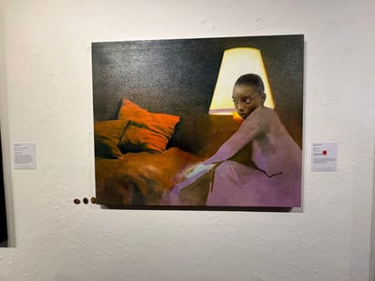 Fragmentos de escenas, retratos o gestos se vuelven piezas íntimas que pueden cerrarse en la mano y llevarse como un recuerdo que no se quiere soltar.