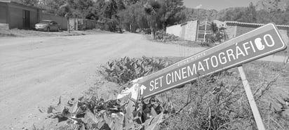 Caído. Así como el letrero que anunciaba y mostraba la presencia del set cinematográfico está en el suelo y olvidado, así está el set, olvidado.