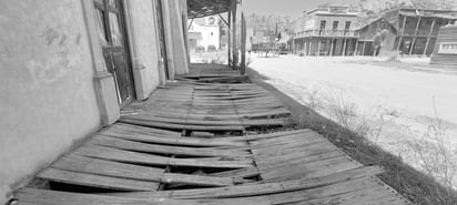 Peligro. En algunos lugares es difícil caminar porque se corre el riesgo de que se rompa la madera y ocurra algún accidente.