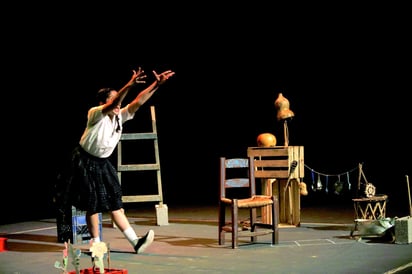 Inicio. El festival arrancó con el unipersonal 'La señora de la radio', (CDMX/Nayarit), autoría de Mariana Teyer, con dirección de Gabriela Guraieb y la actuación de Belén Mercado.