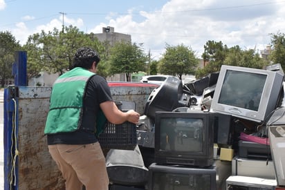 Jornada. Vecinos del Bulevar Francisco Villa acudieron a dejar aparatos electrónicos en desuso que no saben donde tirar y acumular en el hogar.