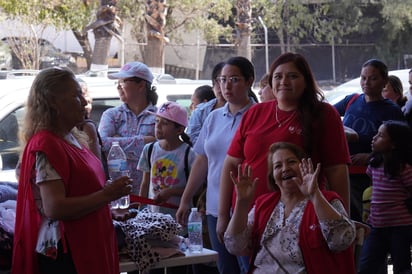 Solidaridad. Con una sonrisa, los trabajadores en Cáritas ayudan a los más necesitados.