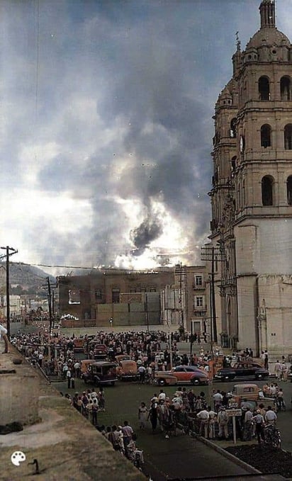 En esta toma se puede observar el teatro durante el incendio que destruyó el techo y la herradiura de los palcos que tenía, dejando solo la estructura de cantera.