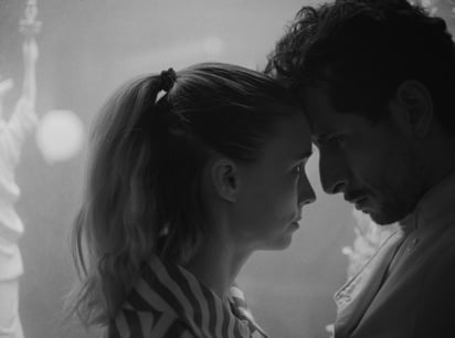 Raúl Briones da vida a Pedro, un inmigrante atrapado entre la rutina laboral y el anhelo del sueño americano en 'La cocina'.