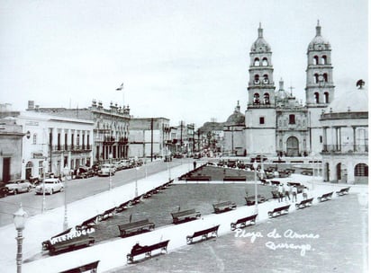  Entre autos clásicos y bancas vacías, esta imagen capta la serenidad y el ritmo pausado en Durango.