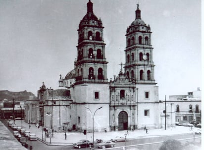 A los pies de Catedral el bullicio urbano de una ciudad que crecía, mientras las torres del templo continuaban siendo el punto más alto.