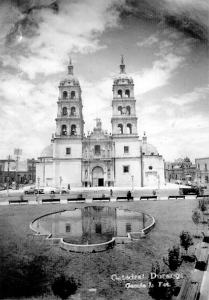 Una toma frontal de la Catedral de Durango con su reflejo sereno capturado en el antiguo espejo de agua de la Plaza de Armas.