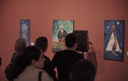 Composición. La exposición se conforma de 14 piezas realizadas en técnica mixta sobre madera, que invitan al espectador a contemplar la esencia espiritual de la naturaleza desde una mirada artística profundamente personal.