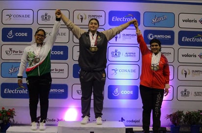 Así poso en el podio la duranguense Alyn Rivas, ante la emoción de los espectadores.